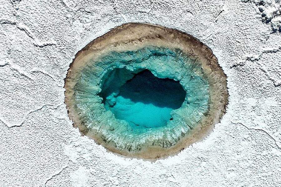 Turista flotando en las Lagunas de Baltinache